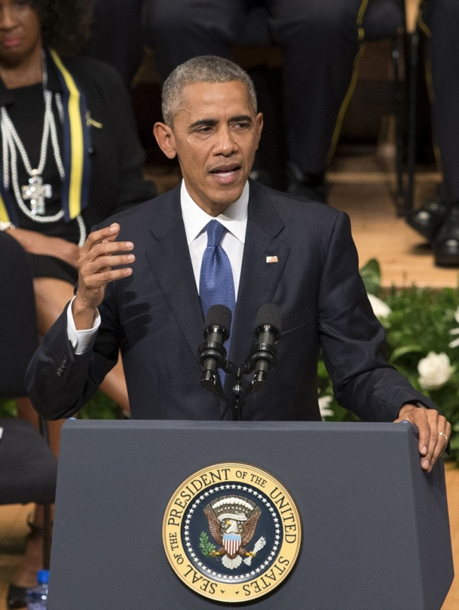 Obama öldürülen polisler için gözyaşı döktü
