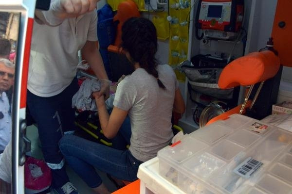 Ağabeyinin kız arkadaşını bıçakladı !