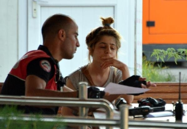 Ağabeyinin kız arkadaşını bıçakladı !