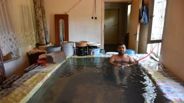 Evinin salonuna havuz yaptı
