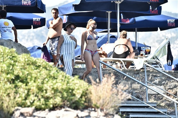Gizem Karaca annesinin göz hapsinde