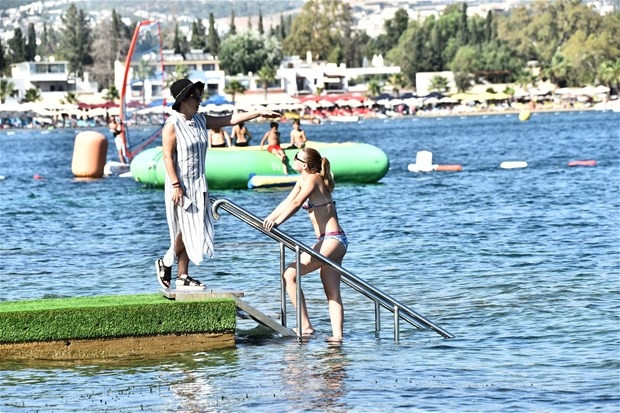Gizem Karaca annesinin göz hapsinde