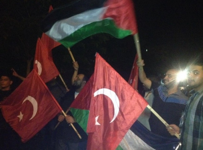 Demokrasi kazandı; darbecilere halk darbesi !