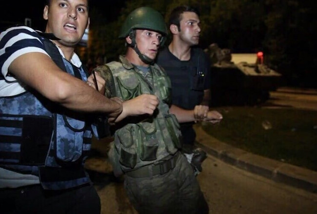 Demokrasi kazandı; darbecilere halk darbesi !