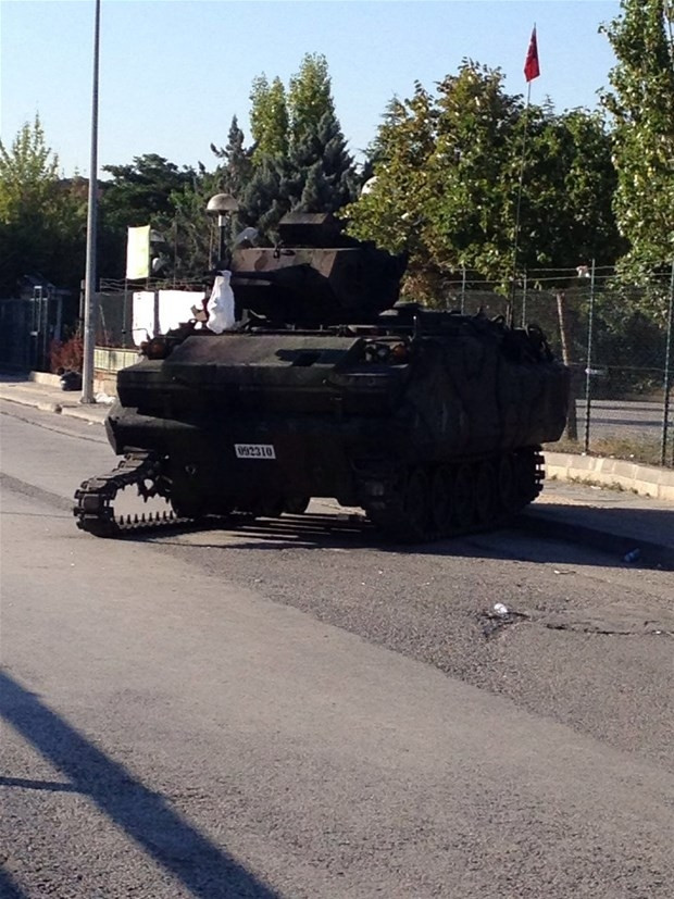 Tanklar arabaları ezdi