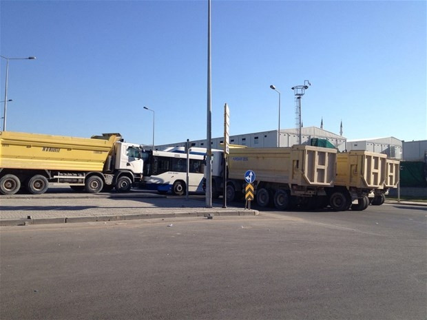 Tanklar arabaları ezdi