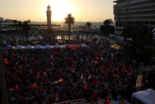 Türk milleti demokrasi nöbetinde!