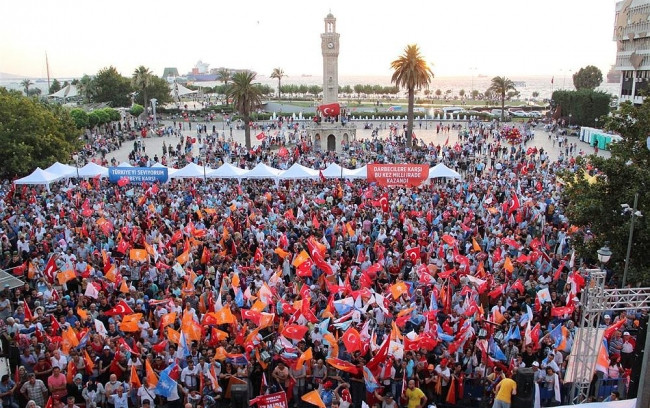Türk milleti demokrasi nöbetinde!