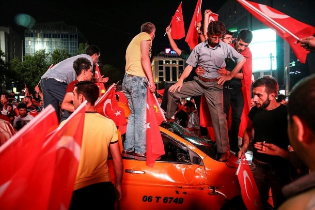 Türk milleti demokrasi nöbetinde!