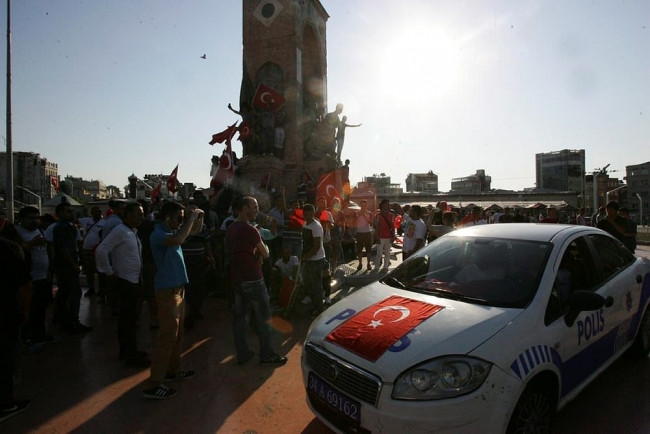 Türk milleti demokrasi nöbetinde!