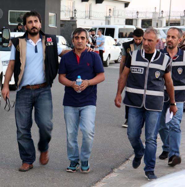Hakim ve savcılar gözaltına alınıyor