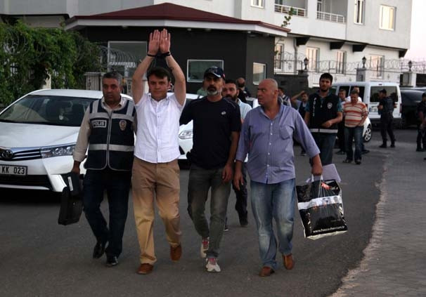Hakim ve savcılar gözaltına alınıyor