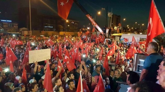 Yüzbinlerce insan meydanlara akın etti