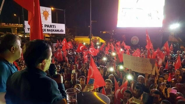 Yüzbinlerce insan meydanlara akın etti
