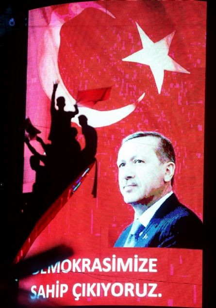 Yüzbinlerce insan meydanlara akın etti