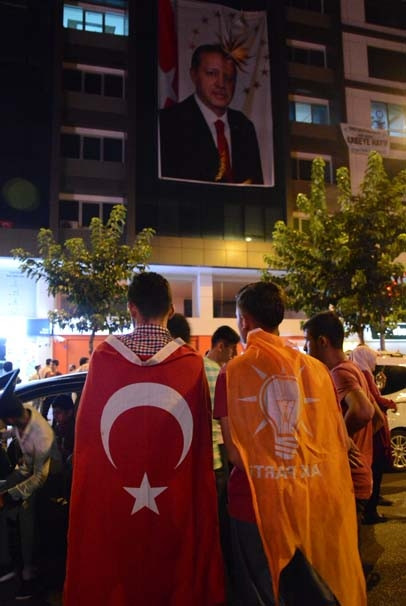 Meydanlarda sabaha kadar demokrasi nöbeti