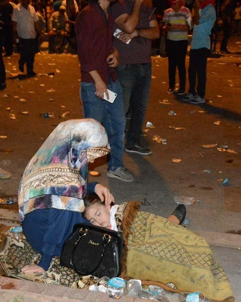 Meydanlarda sabaha kadar demokrasi nöbeti