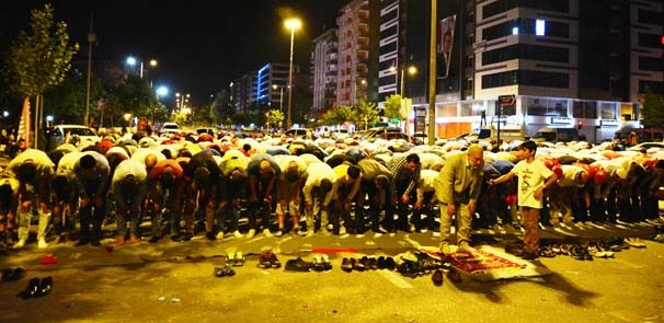 Meydanlarda sabaha kadar demokrasi nöbeti