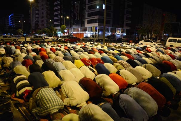 Meydanlarda sabaha kadar demokrasi nöbeti
