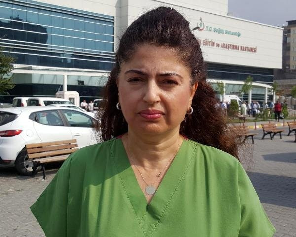 Tutuklanan albayın eşi darbe protestosunda