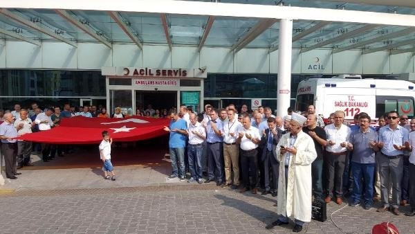 Tutuklanan albayın eşi darbe protestosunda