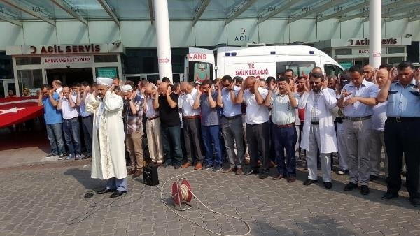 Tutuklanan albayın eşi darbe protestosunda