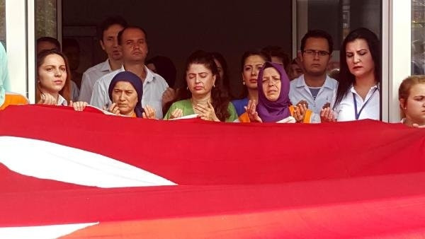 Tutuklanan albayın eşi darbe protestosunda