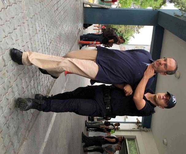Polis darbecilerin başını eğmesine izin vermedi