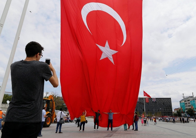 Bayrakla fotoğraf çektiriken havalandı !