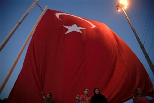 Bayrakla fotoğraf çektiriken havalandı !