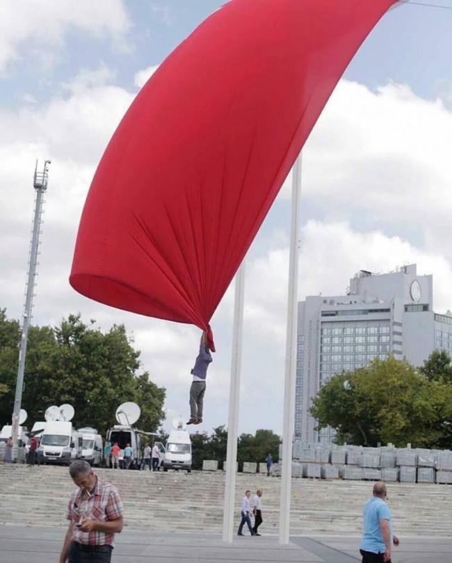 Bayrakla fotoğraf çektiriken havalandı !