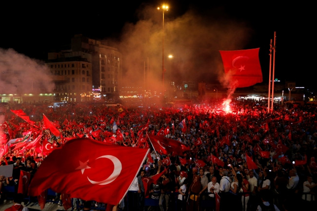Bayrakla fotoğraf çektiriken havalandı !