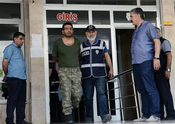 Ameliyat önlüğü ile tutuklandı !