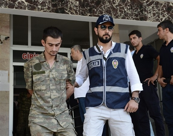Ameliyat önlüğü ile tutuklandı !