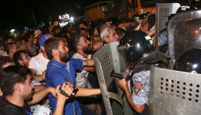 Ermenistan'da çatışma ! Gözaltı ve yaralılar var