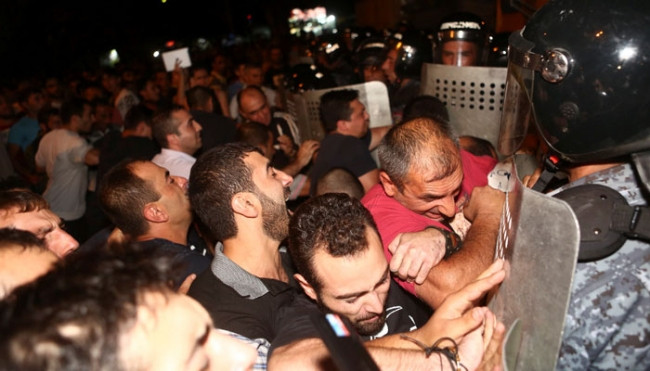 Ermenistan'da çatışma ! Gözaltı ve yaralılar var