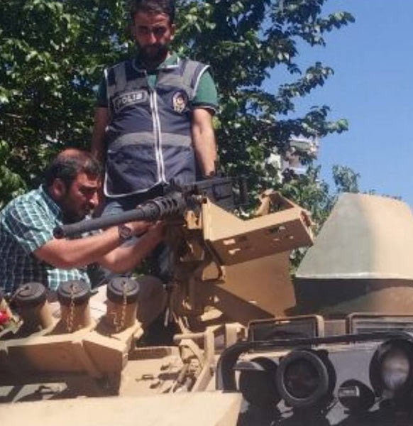 Polis zırhlı aracı çalıştıramayınca o devreye girdi !