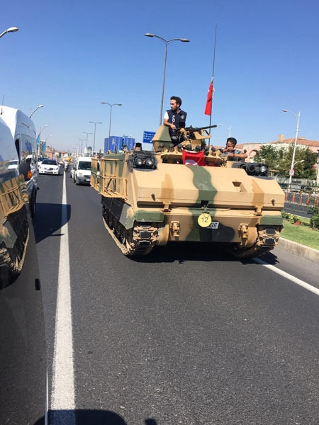 Polis zırhlı aracı çalıştıramayınca o devreye girdi !