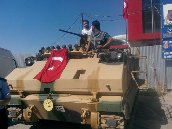 Polis zırhlı aracı çalıştıramayınca o devreye girdi !
