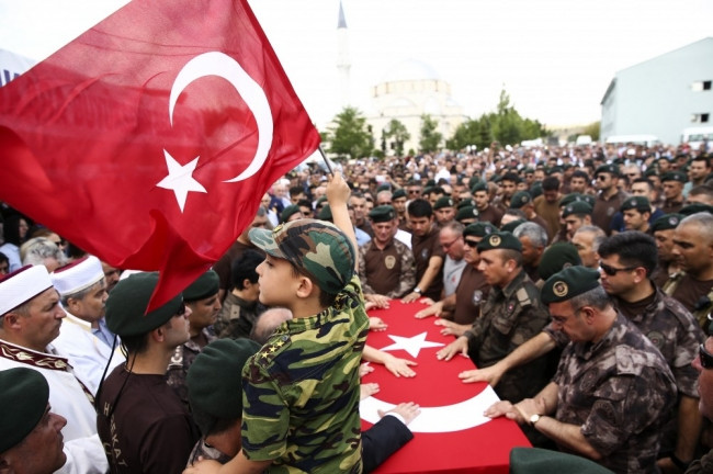 Demokrasi şehidine son veda