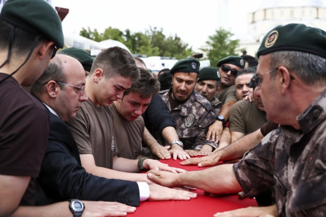 Demokrasi şehidine son veda