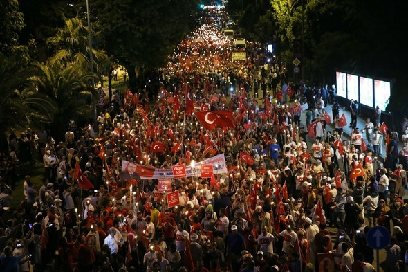 İstanbul'da binlerce kişi Boğaziçi Köprüsü'ne akın etti