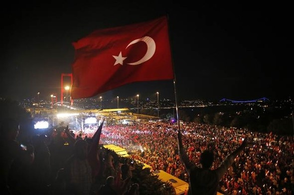 İstanbul'da binlerce kişi Boğaziçi Köprüsü'ne akın etti