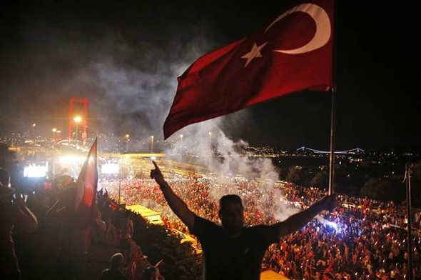 İstanbul'da binlerce kişi Boğaziçi Köprüsü'ne akın etti