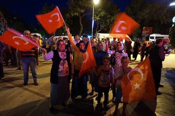 İstanbul'da binlerce kişi Boğaziçi Köprüsü'ne akın etti