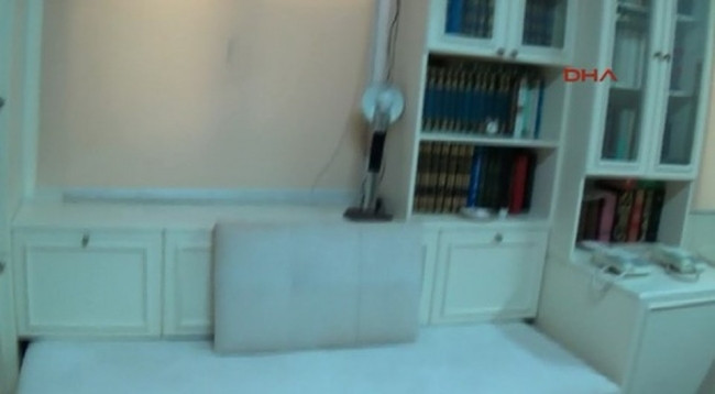 Polis Fethullah Gülen'in İzmir'de kullandığı odaya girdi