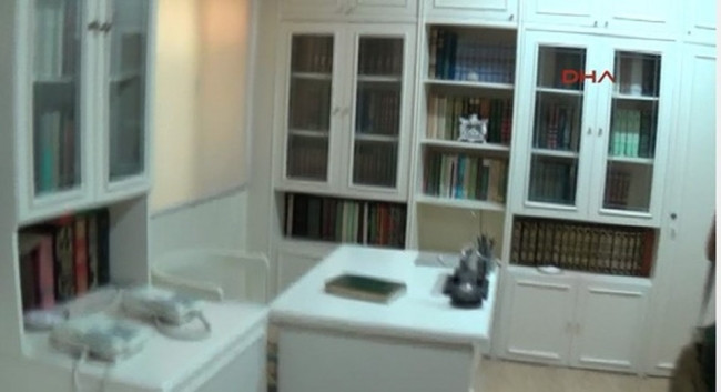 Polis Fethullah Gülen'in İzmir'de kullandığı odaya girdi