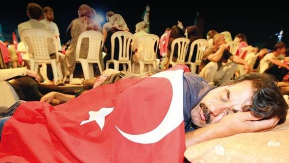 Demokrasi nöbetinde renkli görüntüler