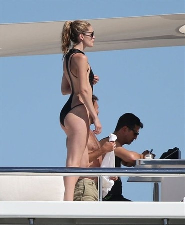 Doutzen Kroes partiye damgasını vurdu