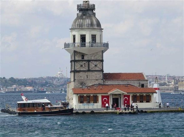 Kız Kulesi'nde yangın paniği